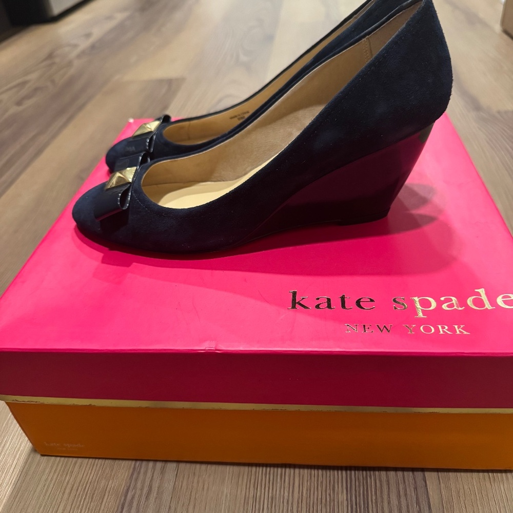 $395 NEW KATE SPADE NEW YORK Cayley Wedges Size 8 8.5 Suede Bow Accent Navy Blue - Picture 3 of 9